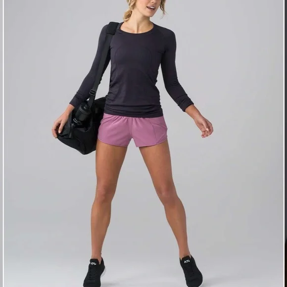 RARE!!  Lululemon Hotty Hot Short II 2.5" Velvet Dust Size 4 - Picture 5 of 6